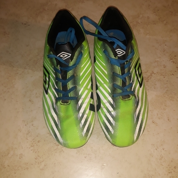 Umbro Soccer Shoes Size Youth 3 - Picture 1 of 5